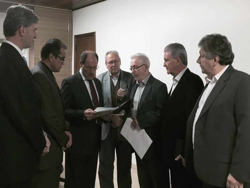 Convite dos Eventos Florestais de Nova Prata 2015 entregue ao Governador